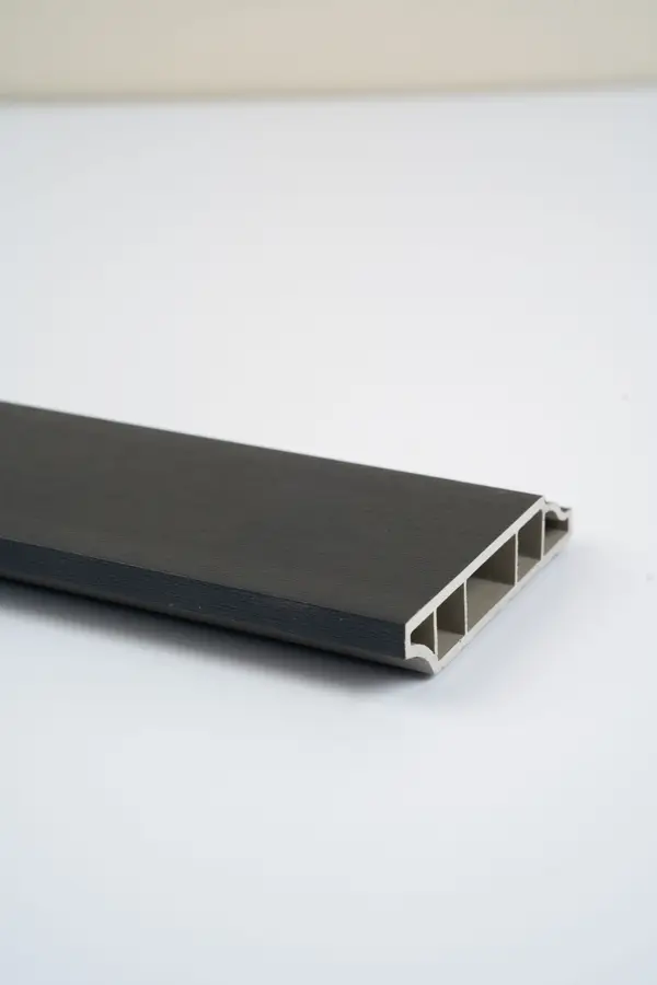 Plintus qara